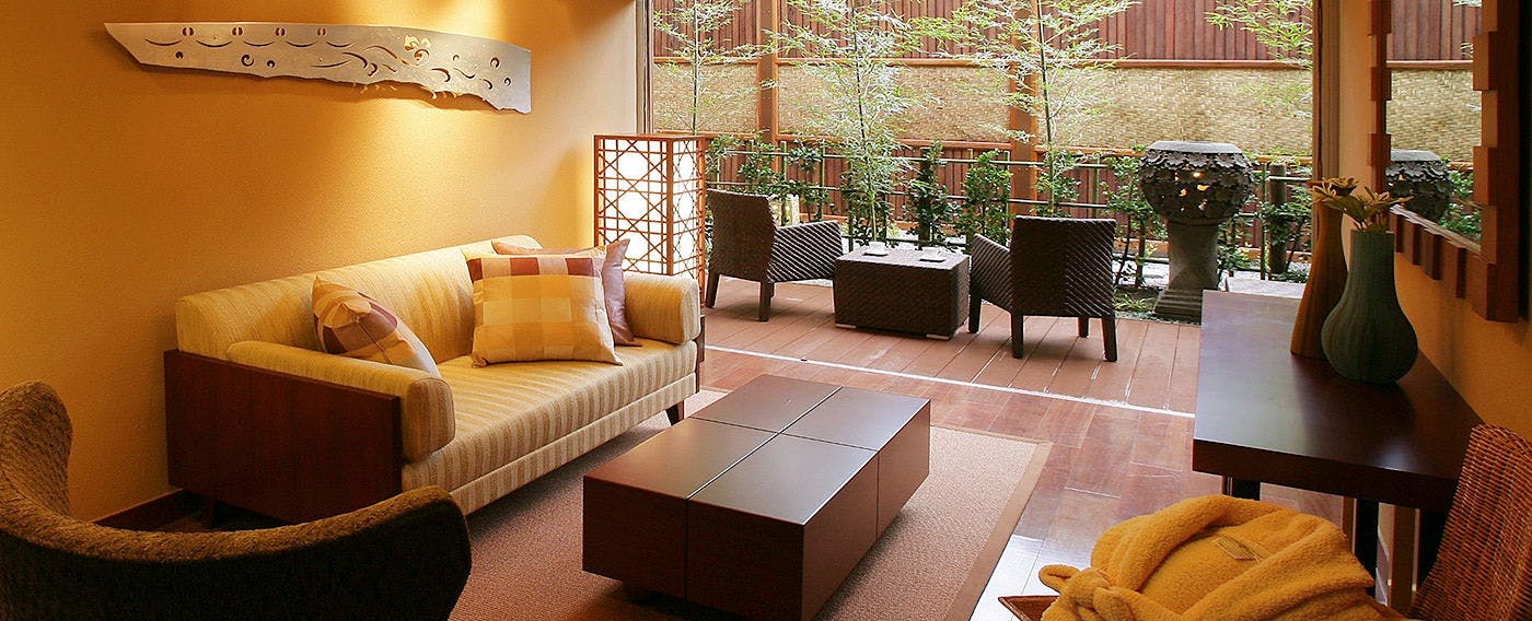 鴨川館