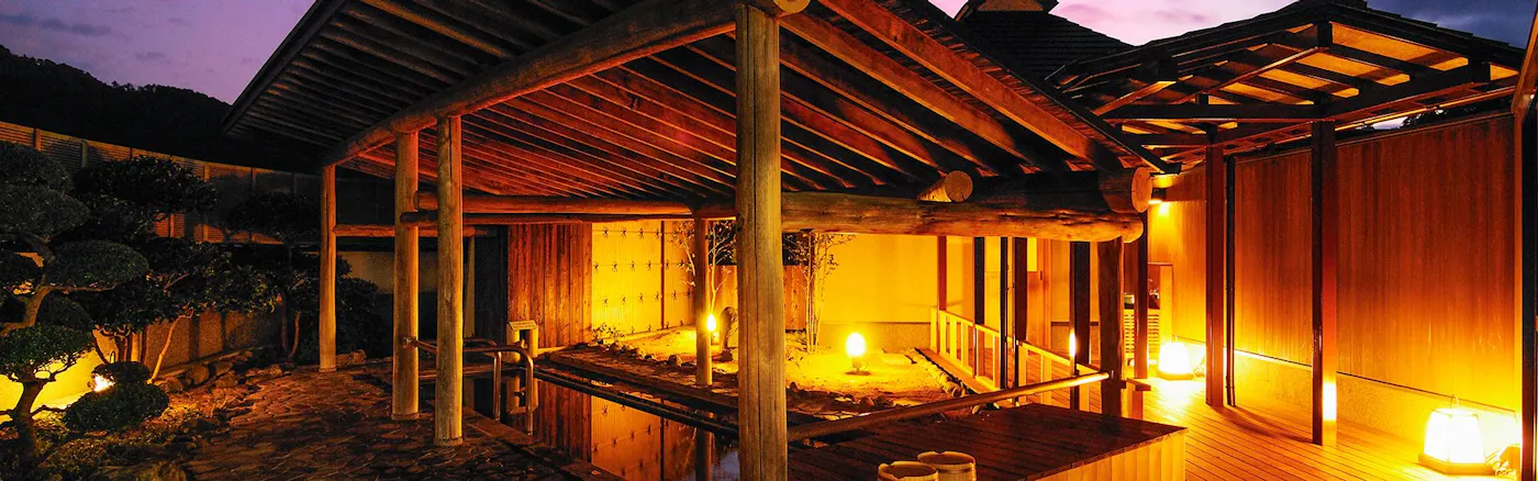 季譜の里:夜の庭園