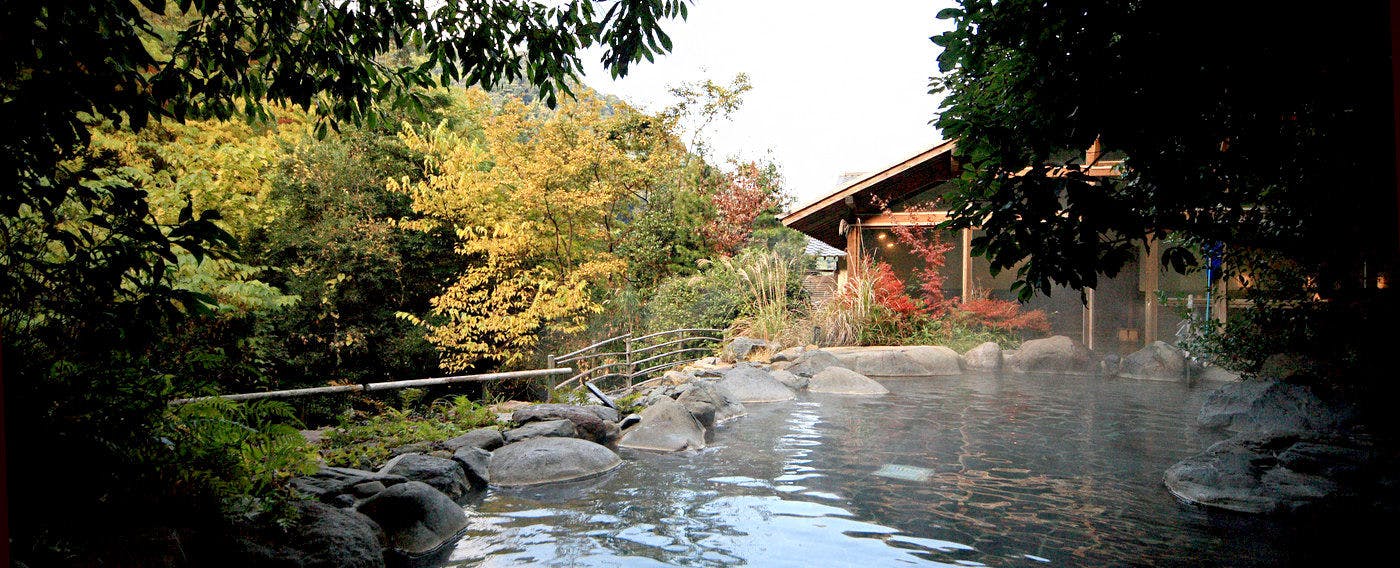 Mata air panas dan mandi