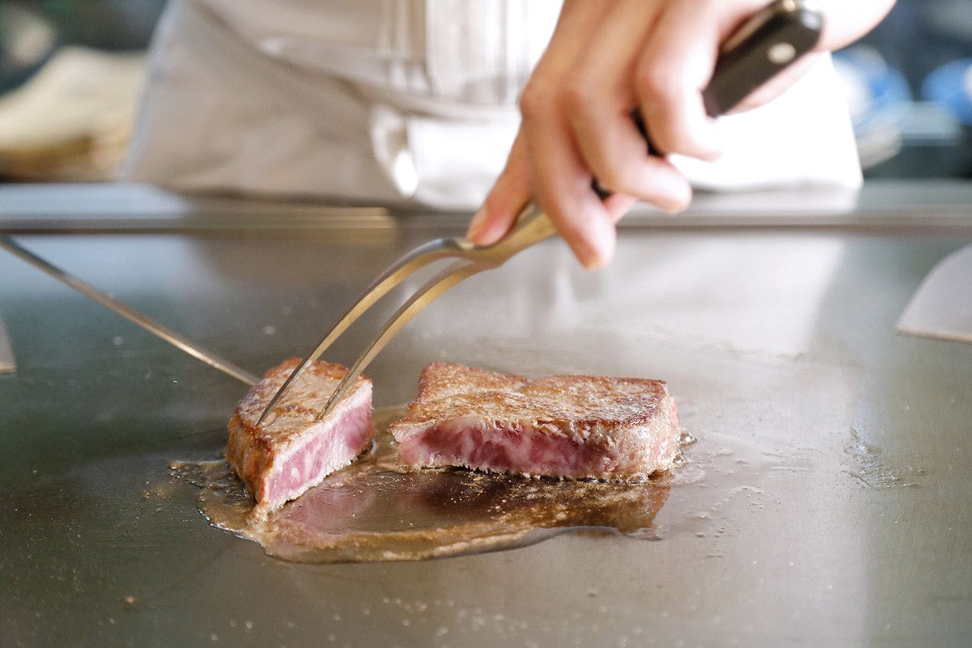 เชิญลิ้มรสเนื้อวากิวเกรดพรีเมียมที่คัดสรรโดยเชฟผู้เชี่ยวชาญ