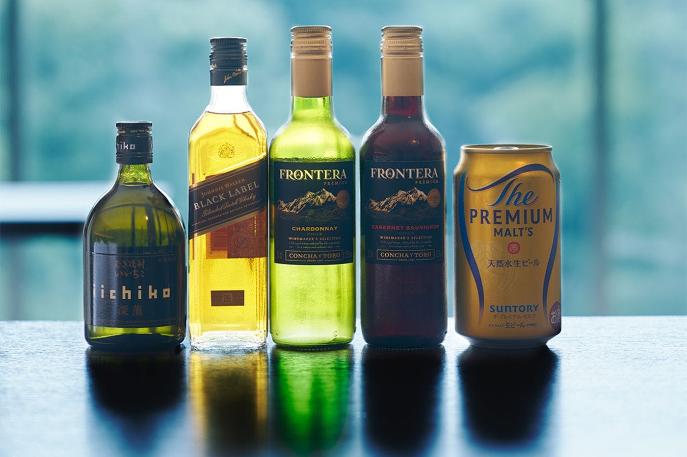 เครื่องดื่มในตู้เย็นภายในห้องพัก เช่น วิสกี้และแอลกอฮอล์อื่น ๆ สามารถเพลิดเพลินได้ฟรี