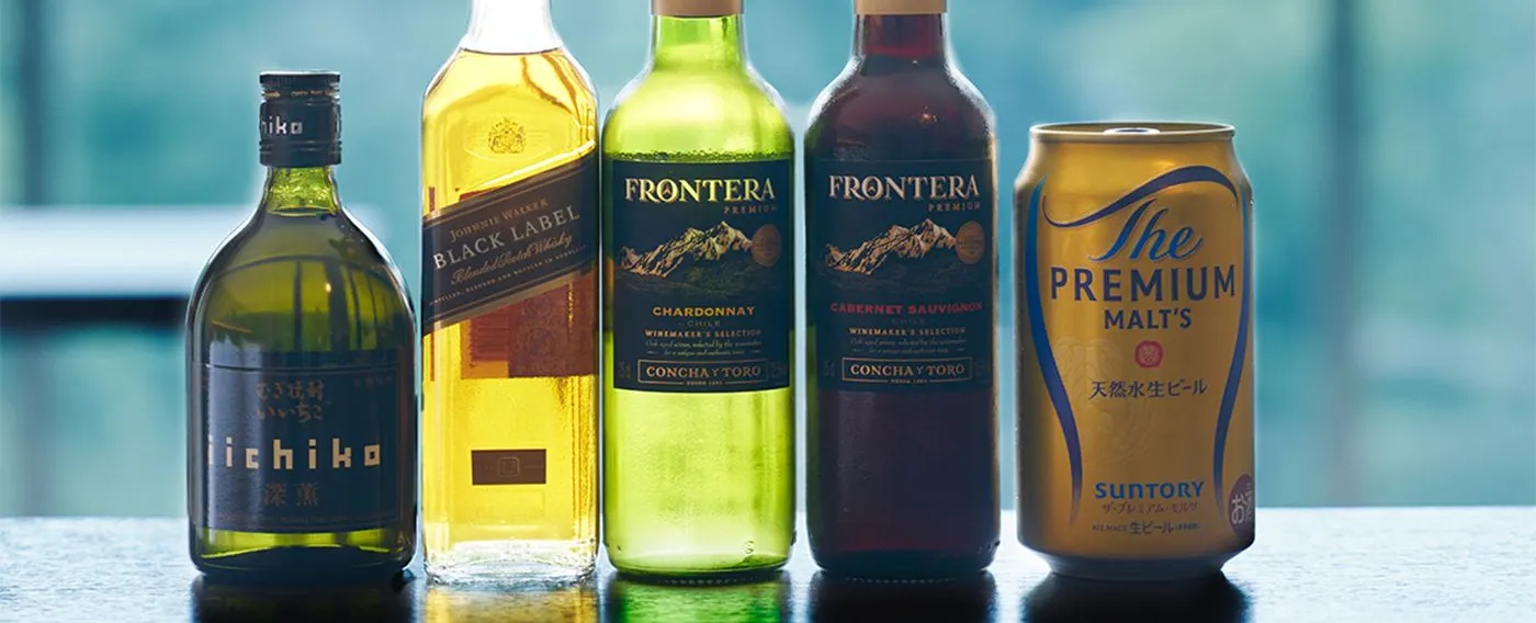 เครื่องดื่มในตู้เย็นภายในห้องพัก เช่น วิสกี้และแอลกอฮอล์อื่น ๆ สามารถเพลิดเพลินได้ฟรี