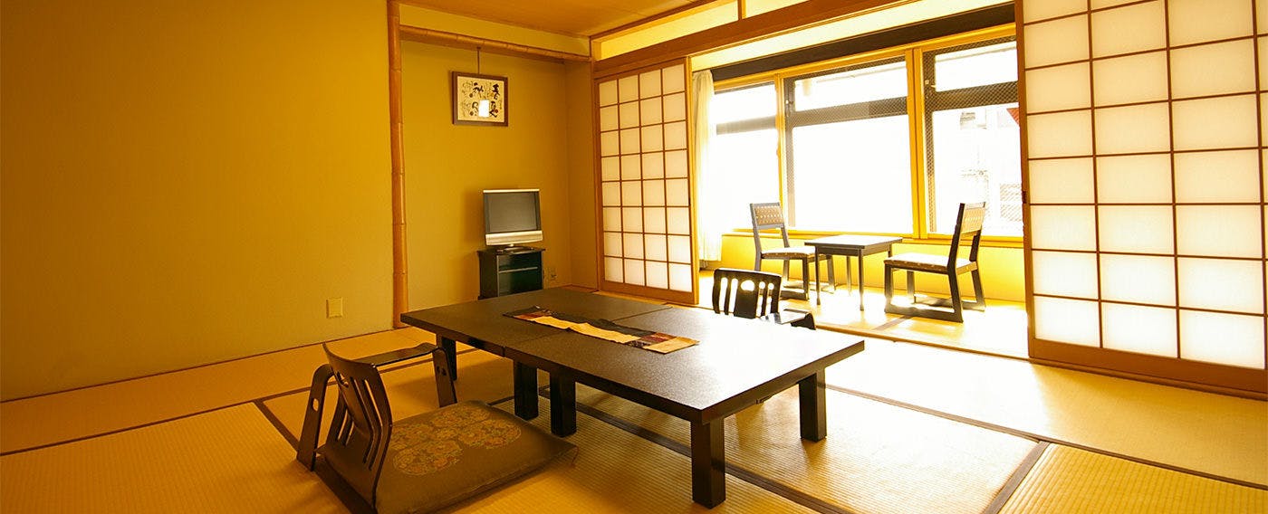 Contoh Kamar dengan pemandangan Kamo River dan Higashiyama.