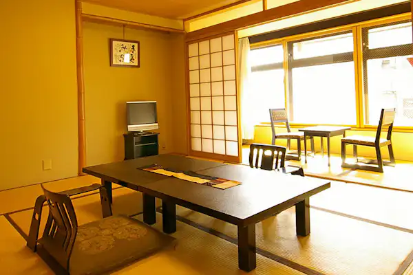 Contoh Kamar dengan pemandangan Kamo River dan Higashiyama.