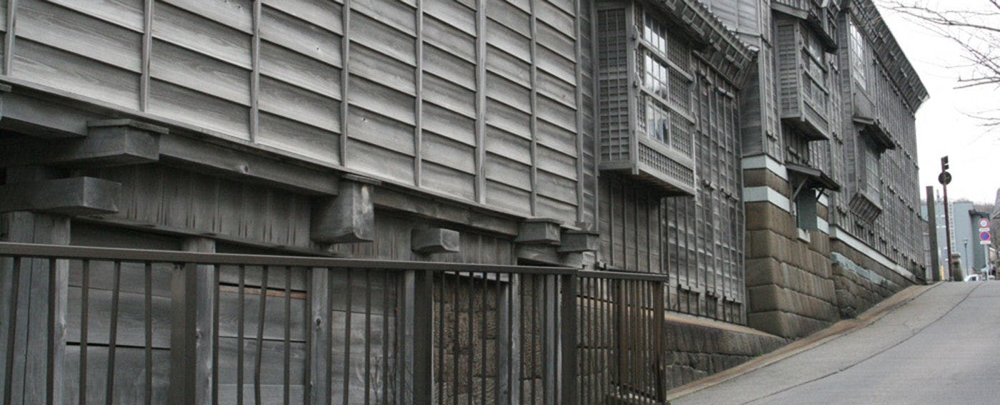 北海道首個獲得「日本遺產」認定的江差町，擁有沿斜坡階梯狀排列的倉庫和小路。