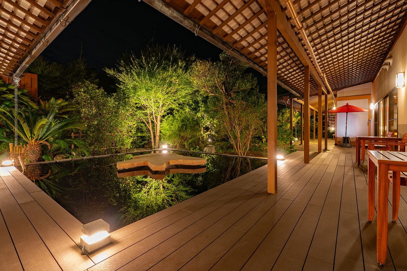 เทอเรซมินาคากามิ เปิดให้บริการในปีเรวะที่ 6 เพลิดเพลินกับภาพสะท้อนของต้นไม้บนผิวน้ำและรากของต้นไม้ที่มีอายุกว่า 300 ปี