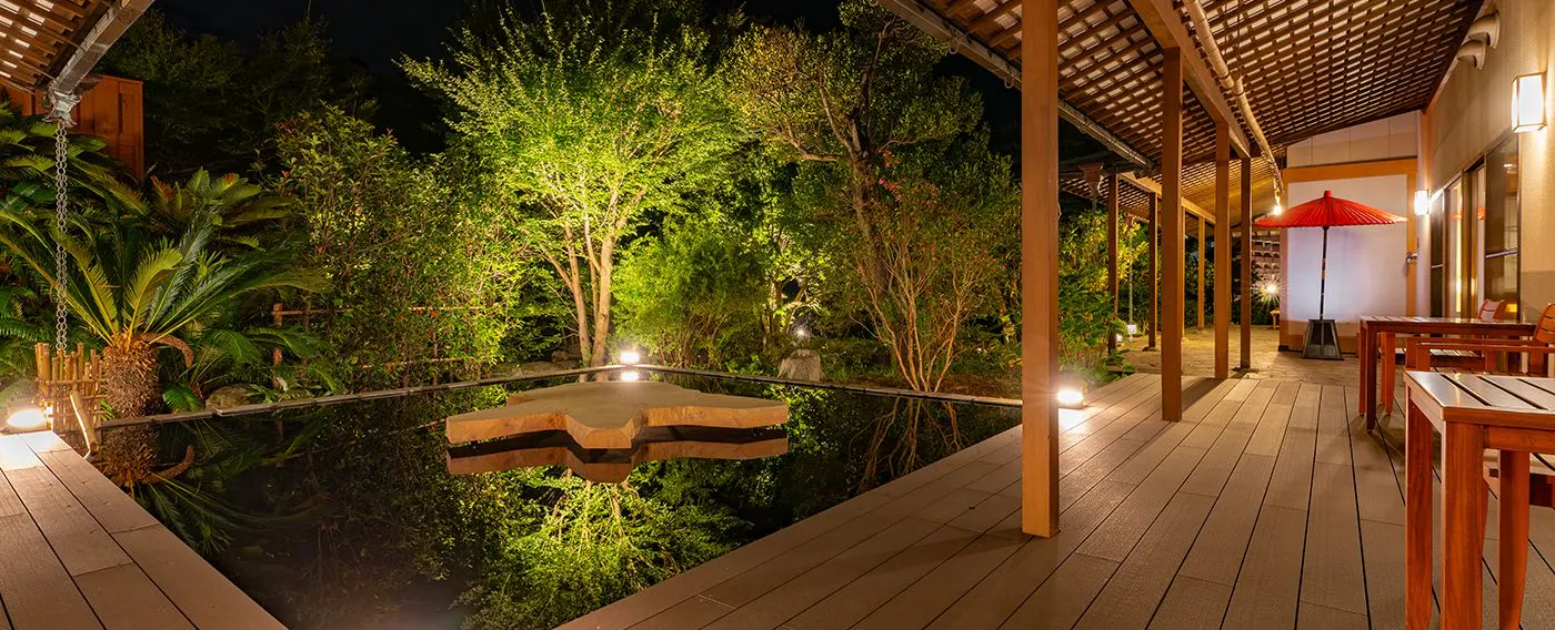 เทอเรซมินาคากามิ เปิดให้บริการในปีเรวะที่ 6 เพลิดเพลินกับภาพสะท้อนของต้นไม้บนผิวน้ำและรากของต้นไม้ที่มีอายุกว่า 300 ปี