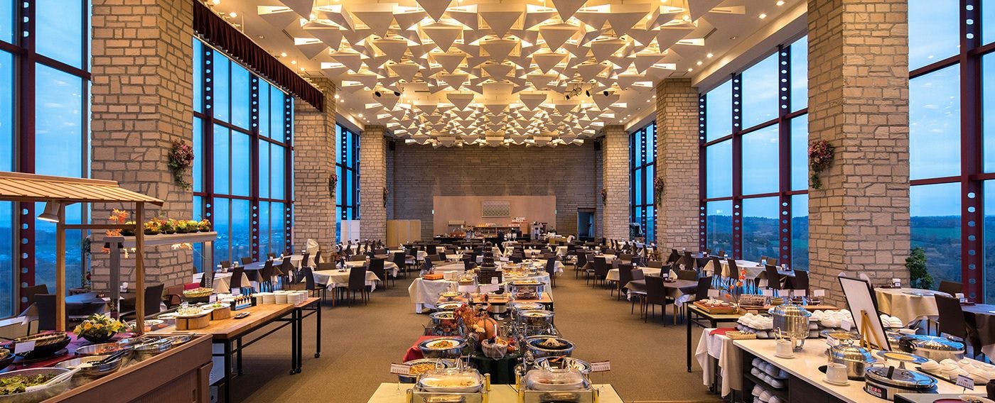 【レストラン】四季折々の北海道の広大な緑を一望【最上階】 