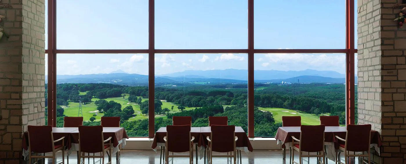 【レストラン】大きな窓の外には青空と穏やかな丘の景色が広がります【最上階】