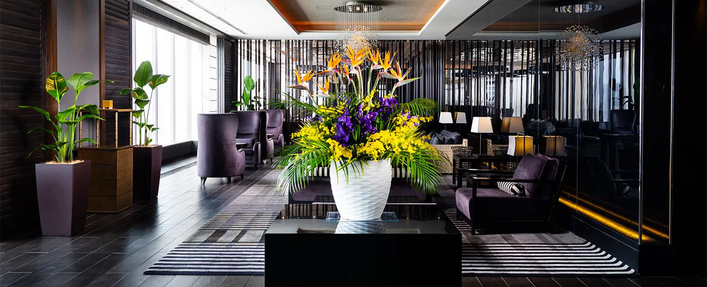 จากชั้นล็อบบี้บนสุด ท่านสามารถชมวิวทะเลจีนตะวันออกและทิวทัศน์ของเมืองนาฮาได้อย่างเต็มตา พร้อมเพลิดเพลินกับพระอาทิตย์ตกดินที่งดงามในยามเย็น