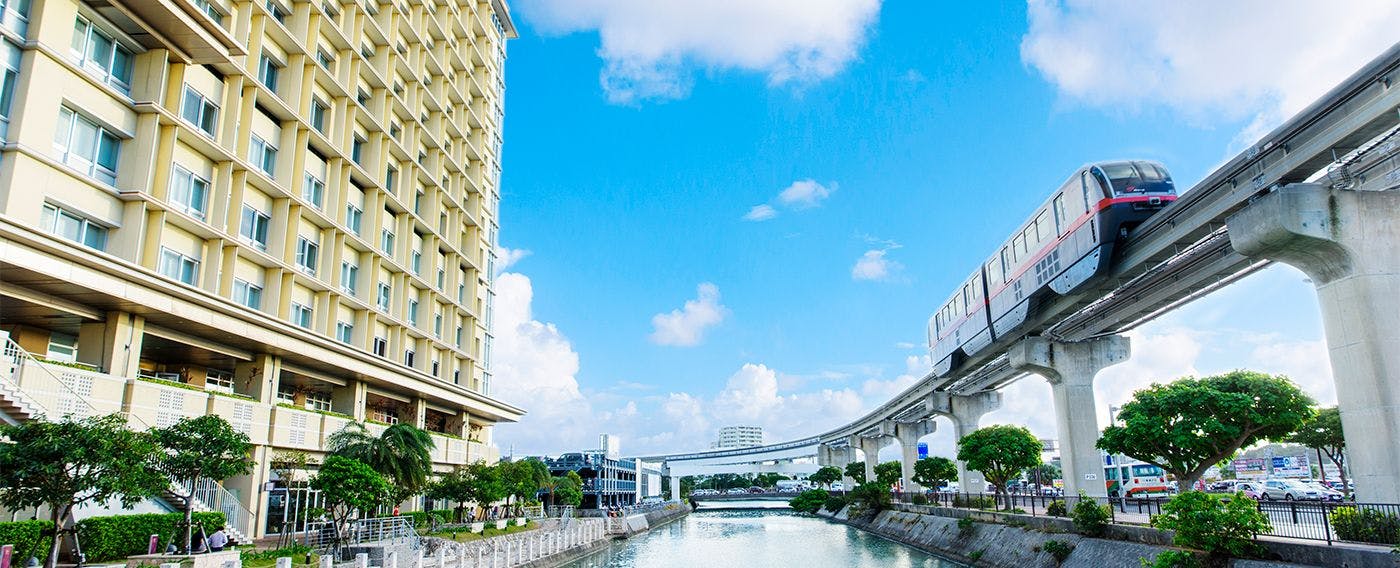 รถไฟยุอิเรล "สถานีอาซาฮิบาชิ" เชื่อมต่อโดยตรงกับโรงแรม สามารถเดินทางไปยังสนามบินนาฮะและ "สถานีโอมิโระมาจิ" ที่มีร้านค้าปลอดภาษีได้อย่างสะดวก