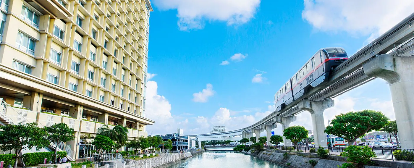 รถไฟยุอิเรล "สถานีอาซาฮิบาชิ" เชื่อมต่อโดยตรงกับโรงแรม สามารถเดินทางไปยังสนามบินนาฮะและ "สถานีโอมิโระมาจิ" ที่มีร้านค้าปลอดภาษีได้อย่างสะดวก