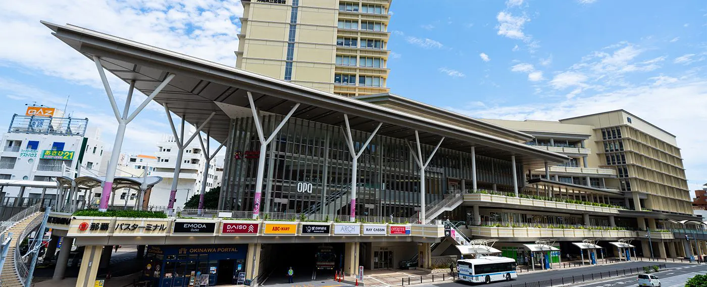 โรงแรมตั้งอยู่ตรงข้าม "สถานีขนส่งนาฮะ" ซึ่งใช้เวลาเดินเพียง 2 นาที ทำให้สะดวกต่อการเดินทางไปยังพิพิธภัณฑ์สัตว์น้ำชูราอูมิและชายหาดต่างๆ