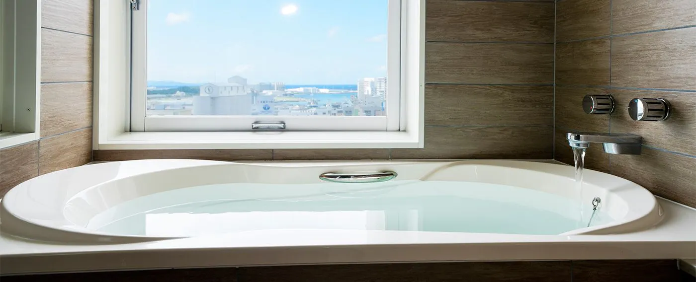 ห้องน้ำพร้อมพื้นที่อาบน้ำ หากเป็นห้องน้ำวิวสวย คุณสามารถเพลิดเพลินกับช่วงเวลาสุดพิเศษในการชมวิวจากอ่างอาบน้ำ