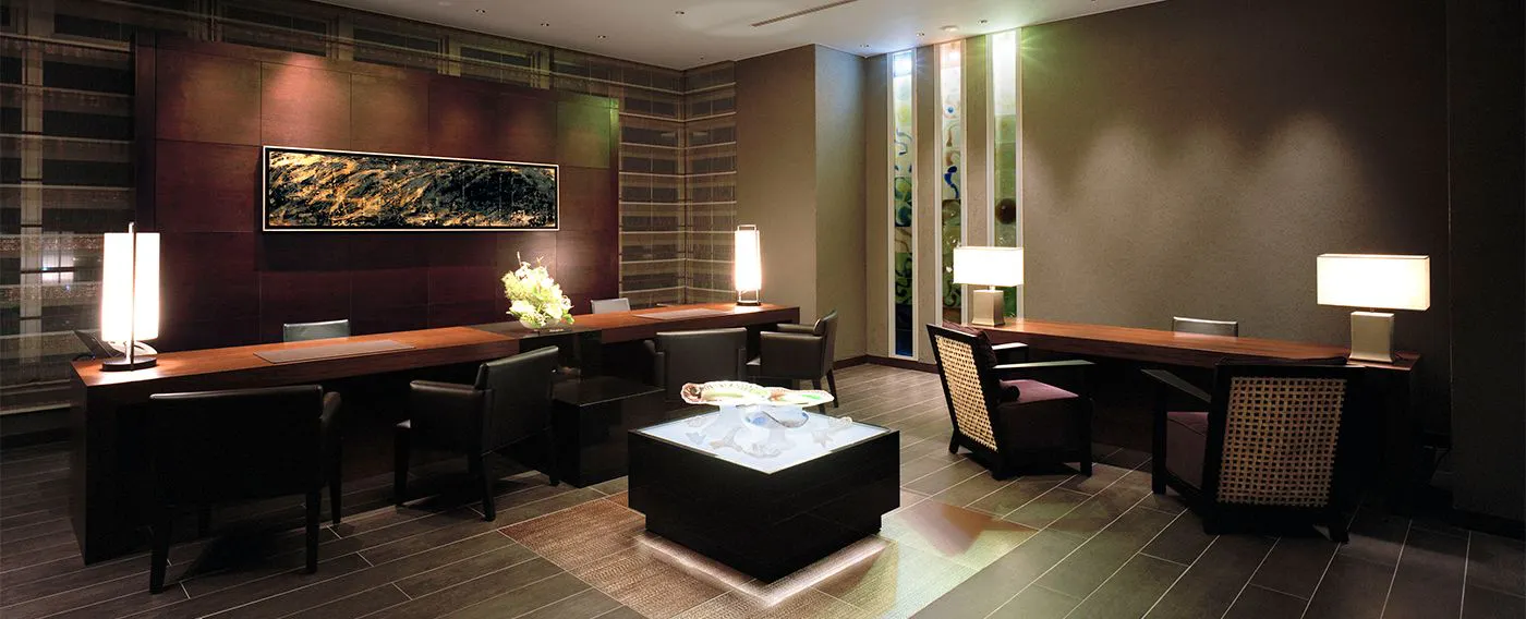 เราต้อนรับลูกค้าทุกท่านด้วยการเช็คอินแบบนั่งพัก พร้อมเสิร์ฟเครื่องดื่มต้อนรับ