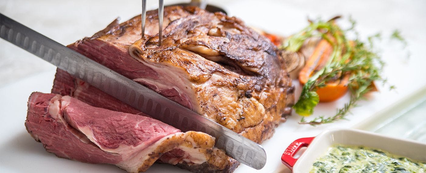 โรสต์บีฟสูตรพิเศษที่เราภูมิใจ นำเสนอด้วยวัตถุดิบคุณภาพ การเตรียมอย่างพิถีพิถัน และการย่างที่ใส่ใจในทุกรายละเอียด