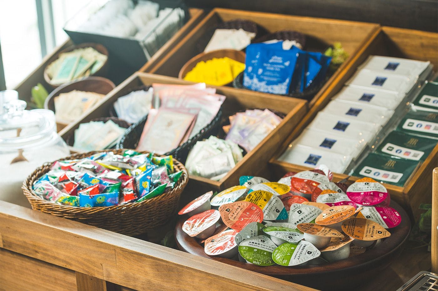 ห้องพักมีเครื่องดริปพ็อดให้เพลิดเพลิน และยังมีไอเท็มเสริมสำหรับการเดินทางที่ถูกใจผู้หญิงอย่างครบครัน