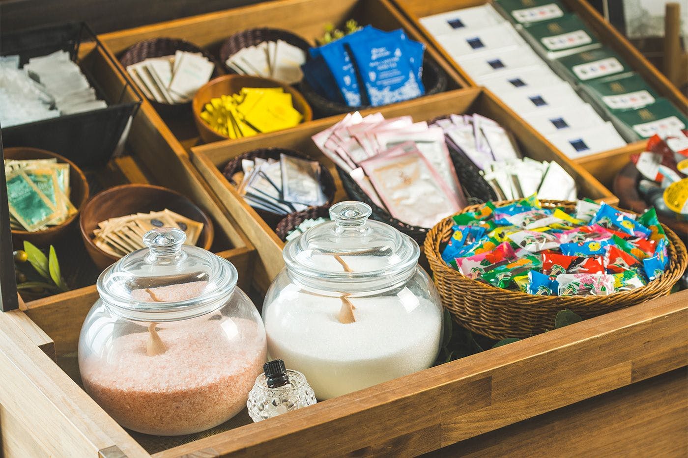 คุณสามารถเพลิดเพลินกับกลิ่นหอมสมุนไพรที่ลึกซึ้งและสดชื่นของอโรมาเฉพาะของโรงแรมในช่วงเวลาอาบน้ำในห้องพักของคุณ