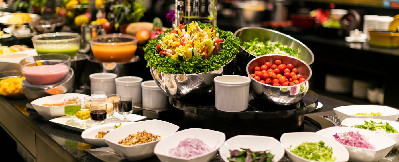 บุฟเฟ่ต์อาหารเช้ายอดนิยมที่ผสมผสานผักและผลไม้ พร้อมความเป็นโอกินาว่าอย่างลงตัว