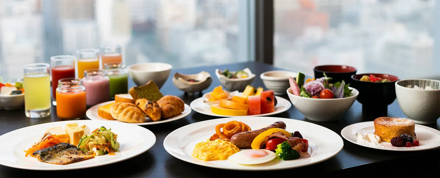 โปรดใช้เวลาช่วงเช้าพิเศษอย่างผ่อนคลายในร้านที่เงียบสงบบนชั้นสูงสุดของโรงแรม