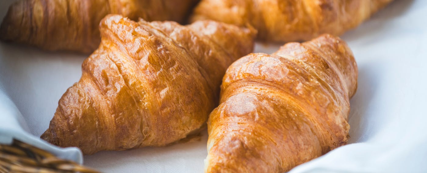 ครัวซองต์อบสดใหม่จากบริการรถเข็น