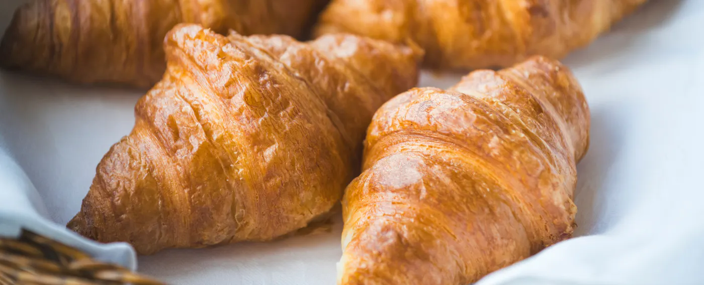 ครัวซองต์อบสดใหม่จากบริการรถเข็น