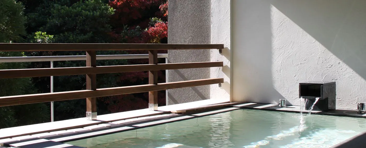 ออนเซ็นกลางแจ้งแบบไหลผ่าน