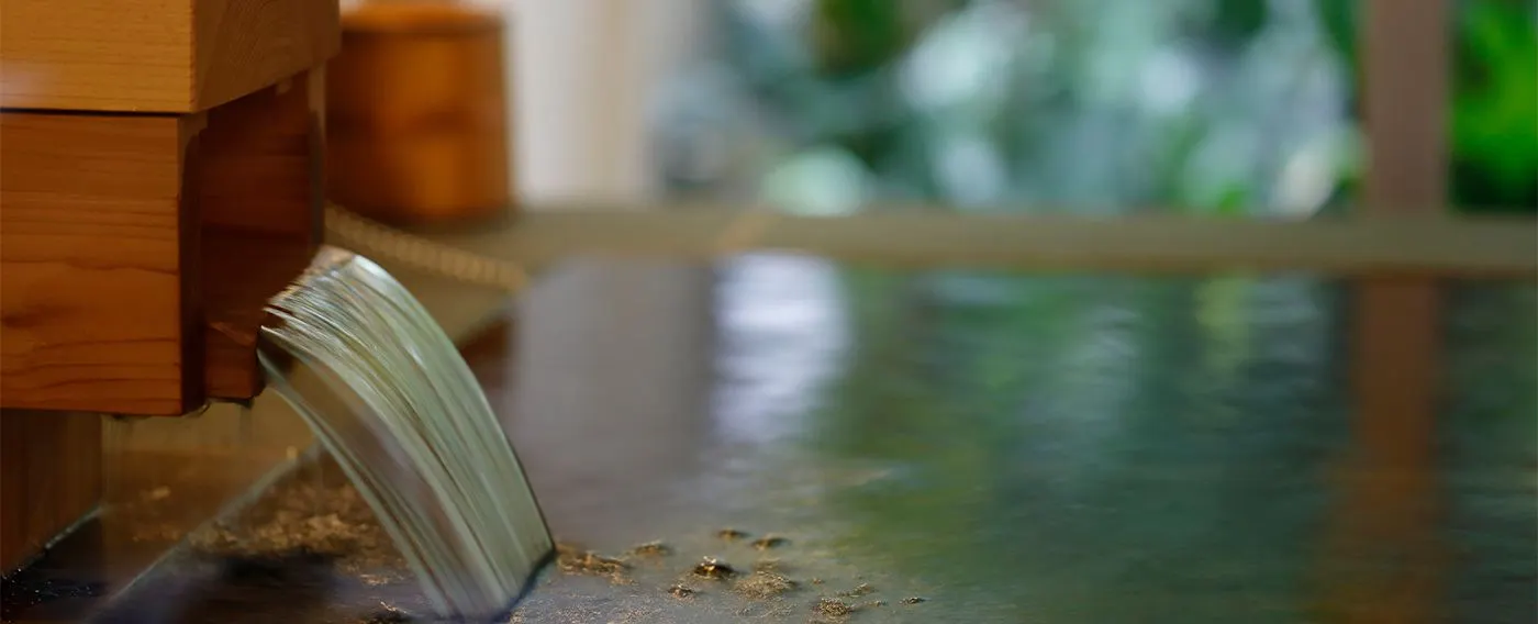 ออนเซ็นกลางแจ้งแบบไหลผ่าน