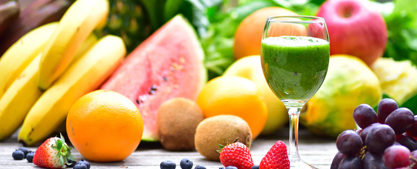 Smoothie hijau dengan 5 jenis sayuran daun musiman dan 5 jenis buah-buahan.