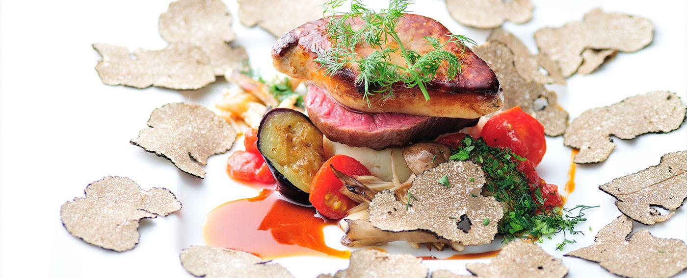 Tumis daging fillet sapi Izu dan foie gras segar asal Prancis dengan saus Perigueux