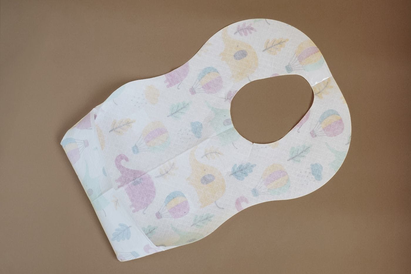 Kami menyediakan apron makan sekali pakai sebagai hadiah.