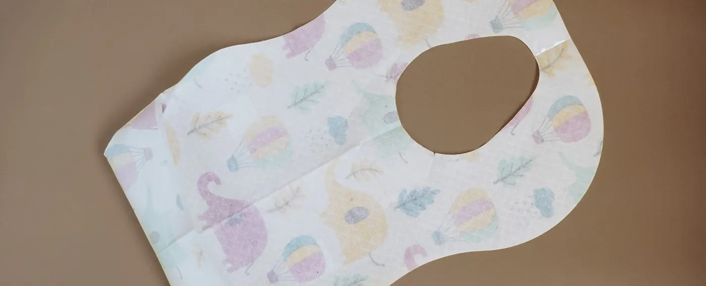 Kami menyediakan apron makan sekali pakai sebagai hadiah.