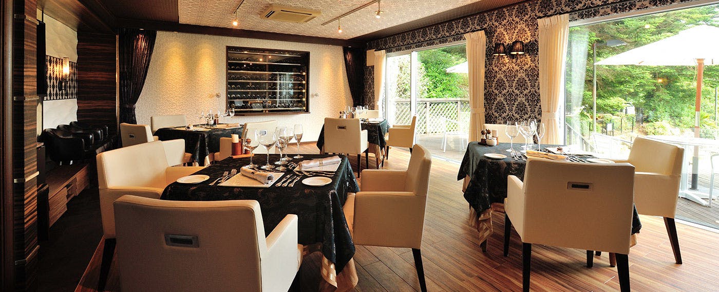 Sarapan sambil menikmati taman bergaya taman Jepang seluas 700 tsubo dan pohon cemara berusia 300 tahun adalah pengalaman yang istimewa.