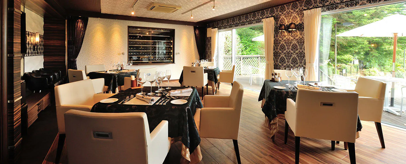 Sarapan sambil menikmati taman bergaya taman Jepang seluas 700 tsubo dan pohon cemara berusia 300 tahun adalah pengalaman yang istimewa.