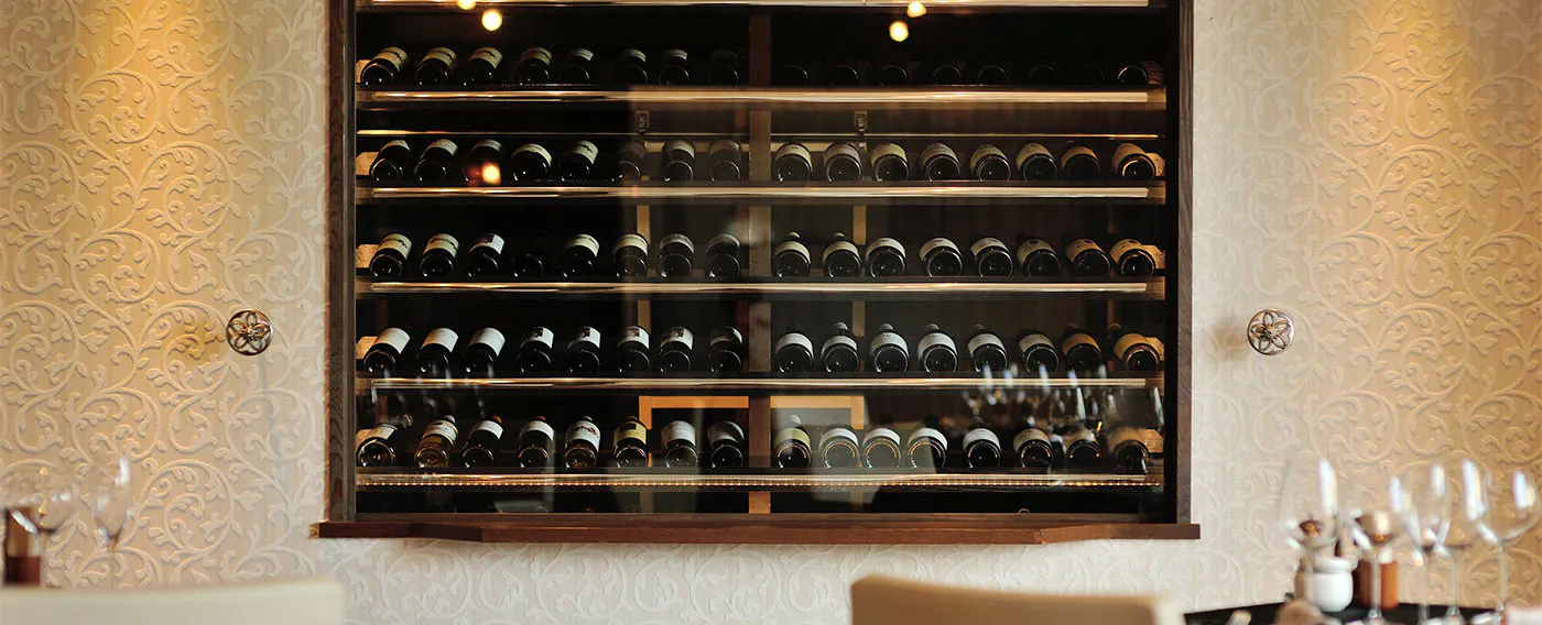 Pemilik secara pribadi menghadiri acara pencicipan dari setiap importir dan dengan cermat memilih anggur terbaik dari lebih dari 2.000 botol setiap tahunnya.