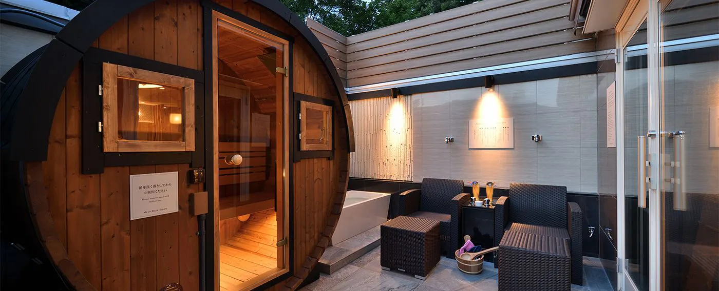 Sauna pribadi sepenuhnya tersedia di balkon kamar.