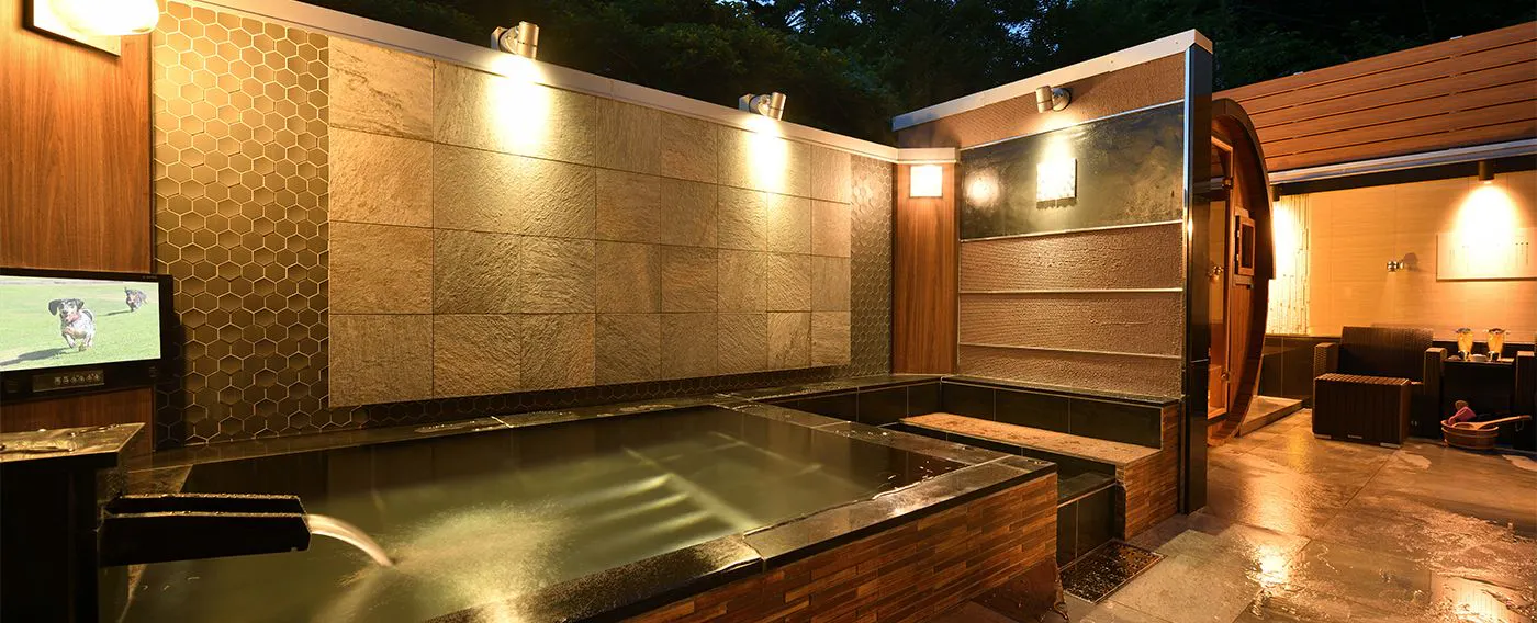 Pemandian air panas terbuka kami memiliki ukuran yang luas, memungkinkan Anda menikmati waktu mandi yang santai dan menyegarkan.