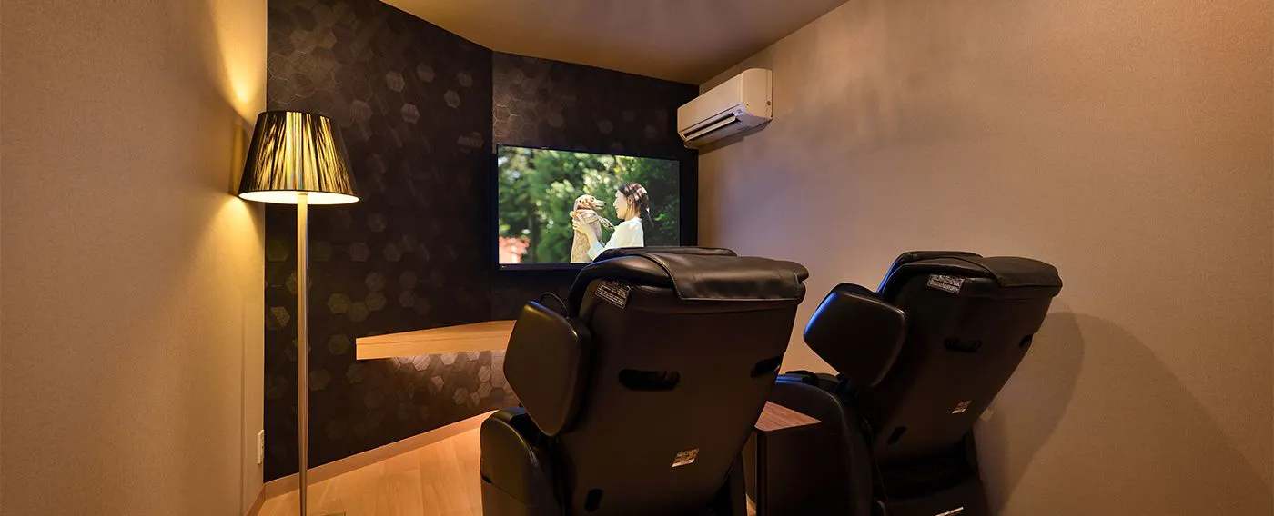 Nikmati waktu relaksasi yang tenang di Kamar dengan dua kursi pijat yang disusun berdampingan.