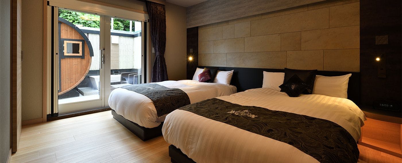 Kamelia yang dapat menampung hingga 4 orang. Kamar tidur yang nyaman setelah menikmati sauna dan hidangan.