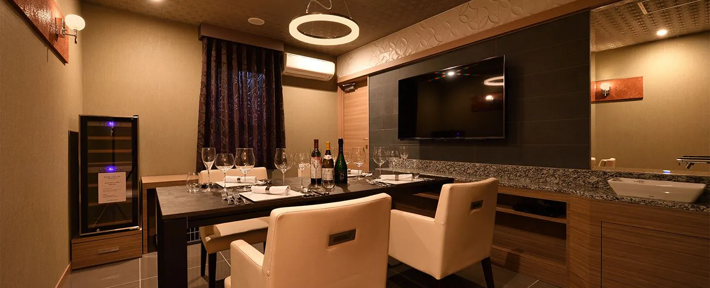 Di Kamelia, Anda dapat menikmati hidangan di Kamar dengan layanan antar (berbayar).