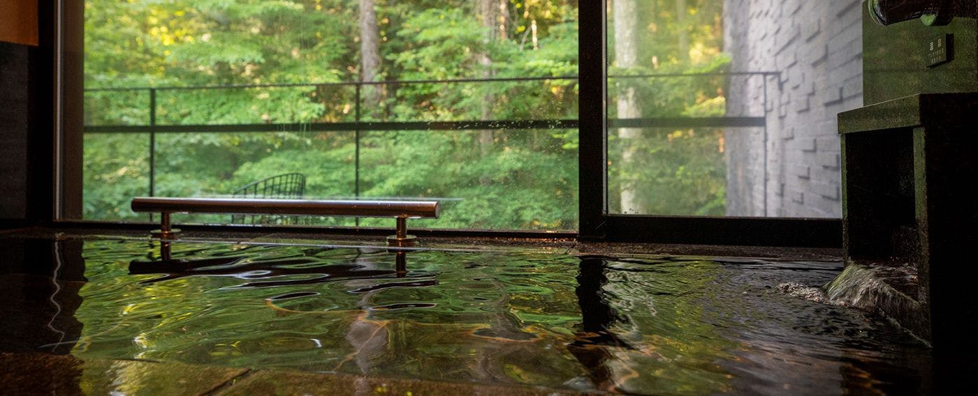 泉質は「美肌の湯」と称される弱アルカリ性温泉