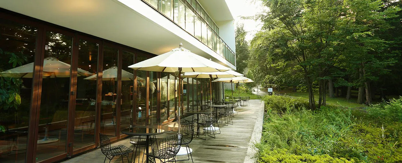 Tempat duduk di teres membolehkan anda merasai alam semula jadi dengan lebih dekat.