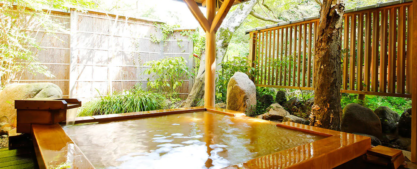 Mata air panas dan mandi