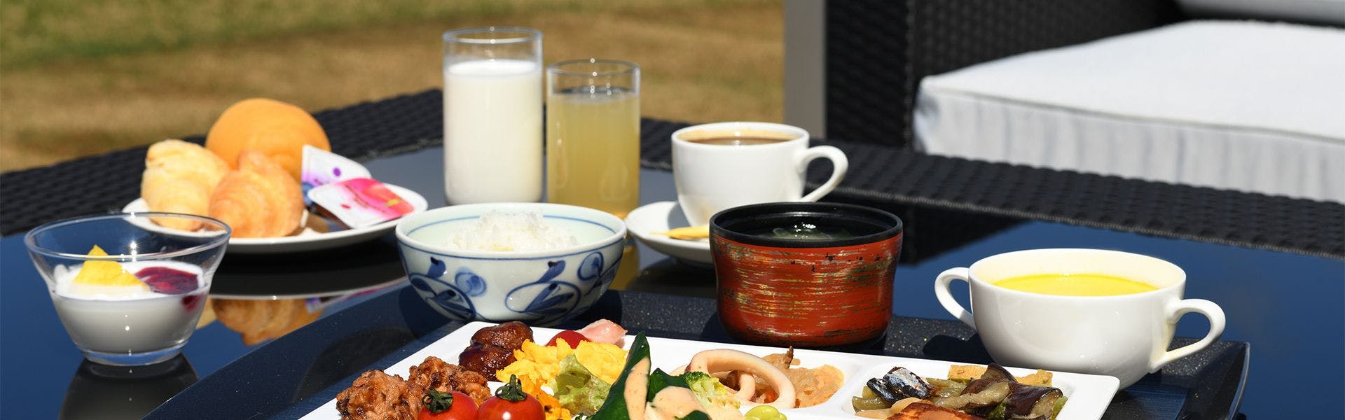 朝食バイキング窓辺