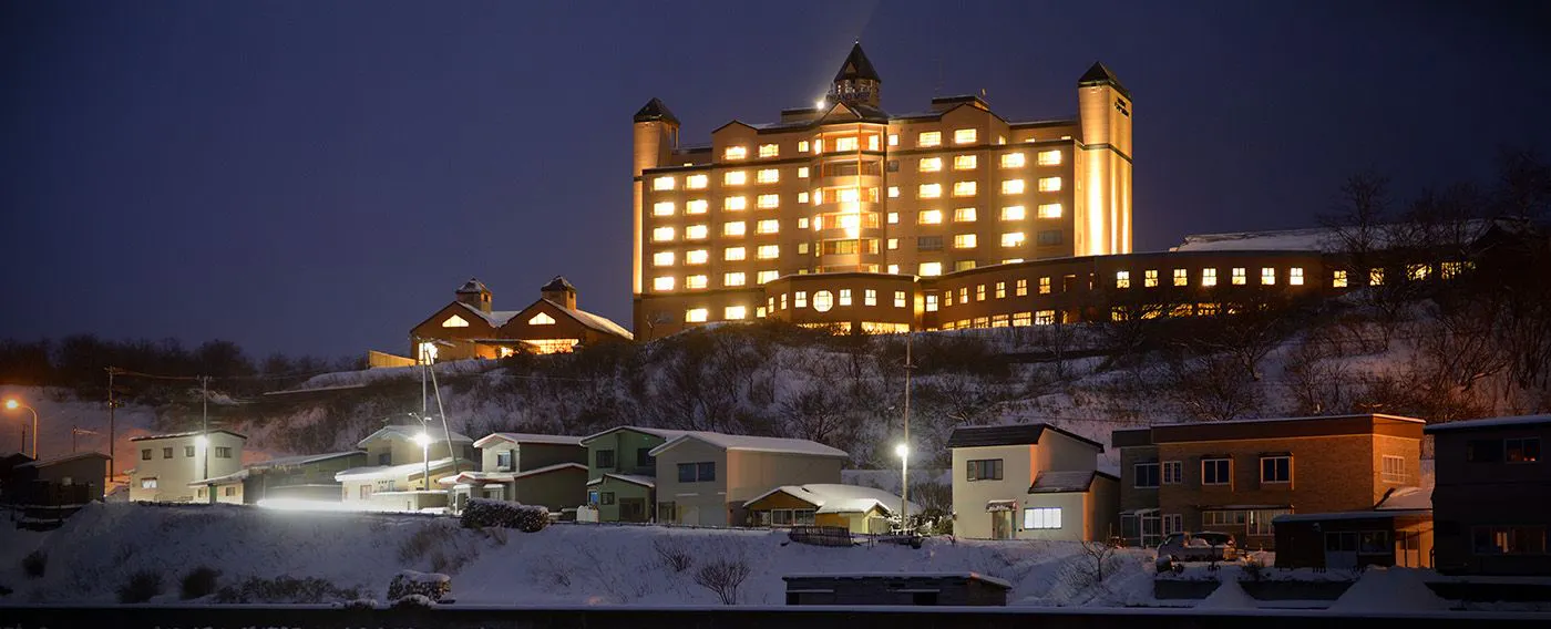 ホテルグランメール山海荘：夜の外観