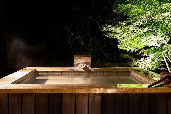 อ่างอาบน้ำกลางแจ้งภายในห้องพัก