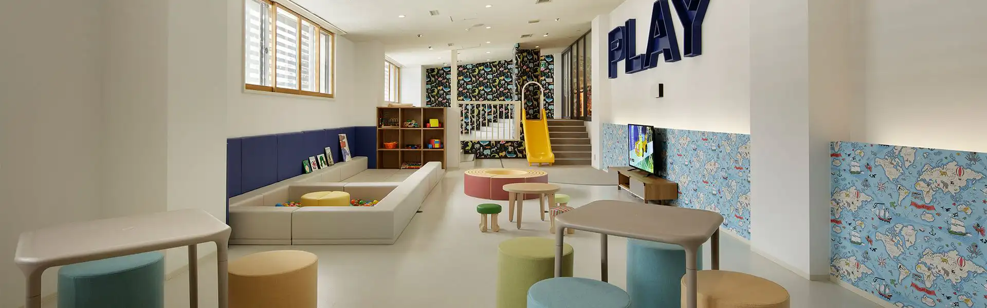 レストラン「LIBRARY BAR」