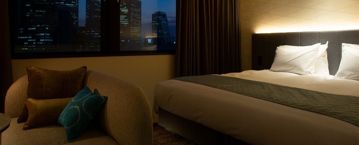 所有客房均為30㎡，特大床房配有一張180cm寬的半雙人床。