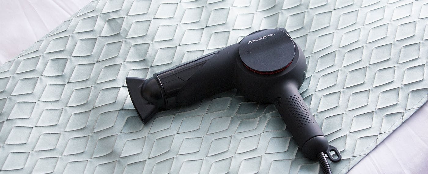 設置於所有客房內。「復元吹風機Pro」不僅能吹乾頭髮，還能進行身體護理。