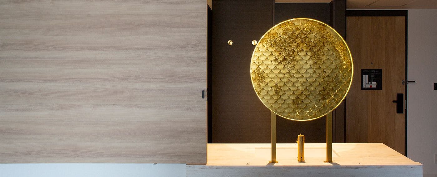 以鯱魚鱗片為主題的鏡子。為您的房間增添一抹亮點。